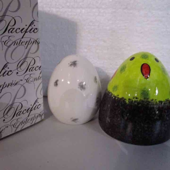Brand New Birdy with Egg Salt & Pepper Set - Picture 2 of 3